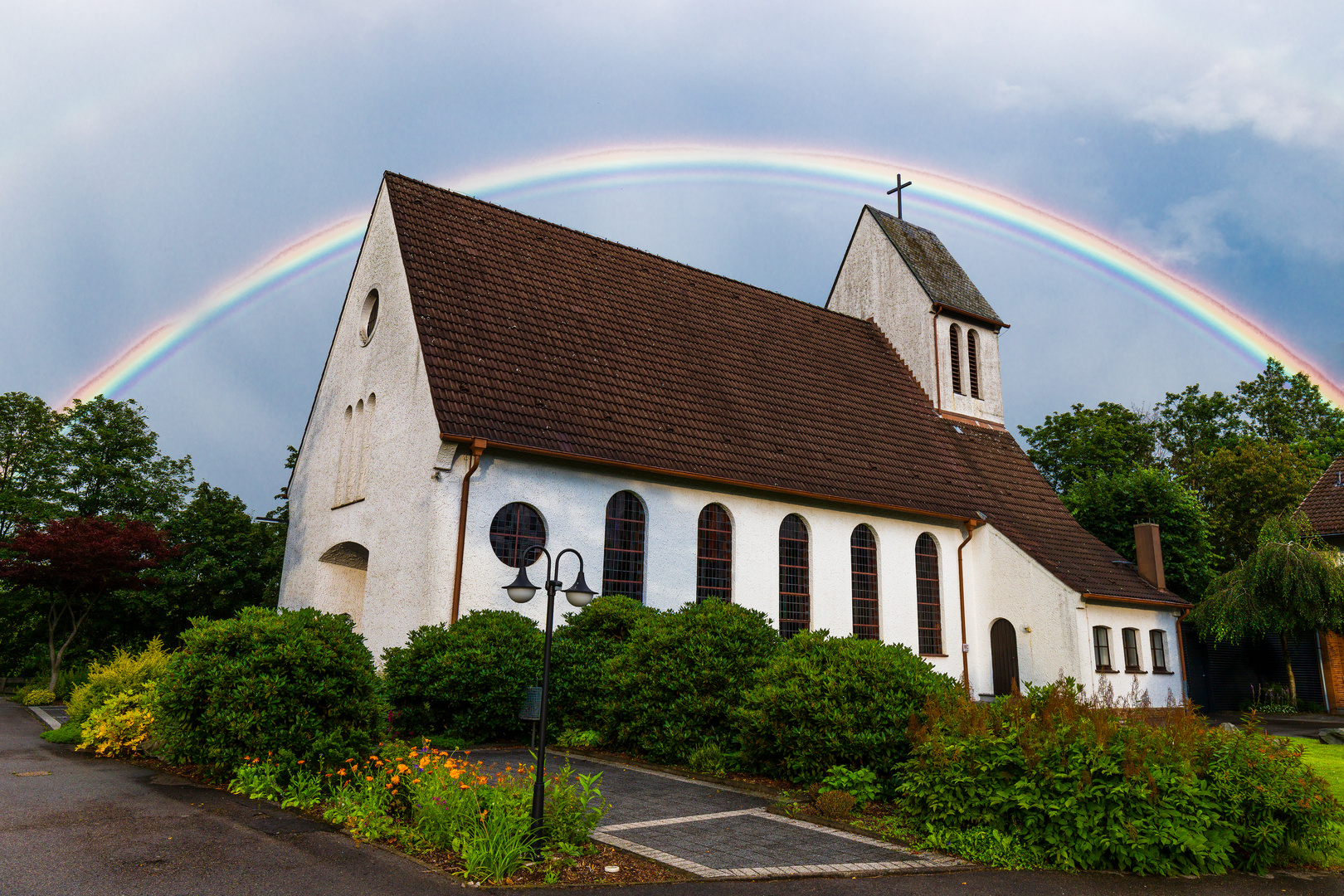 Kirche mit Regenbogen 