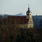 Kirche mit Riegersburg im Hintergrund