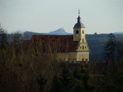 Kirche mit Riegersburg im Hintergrund
