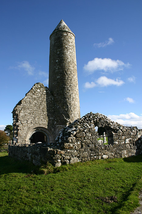 Kirche mit Rundturm in Clonmacnoise