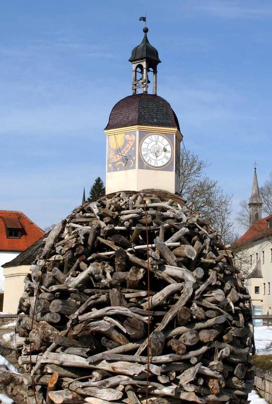 KIRCHE MIT SCHEITERHAUFEN- BURGHAUSEN