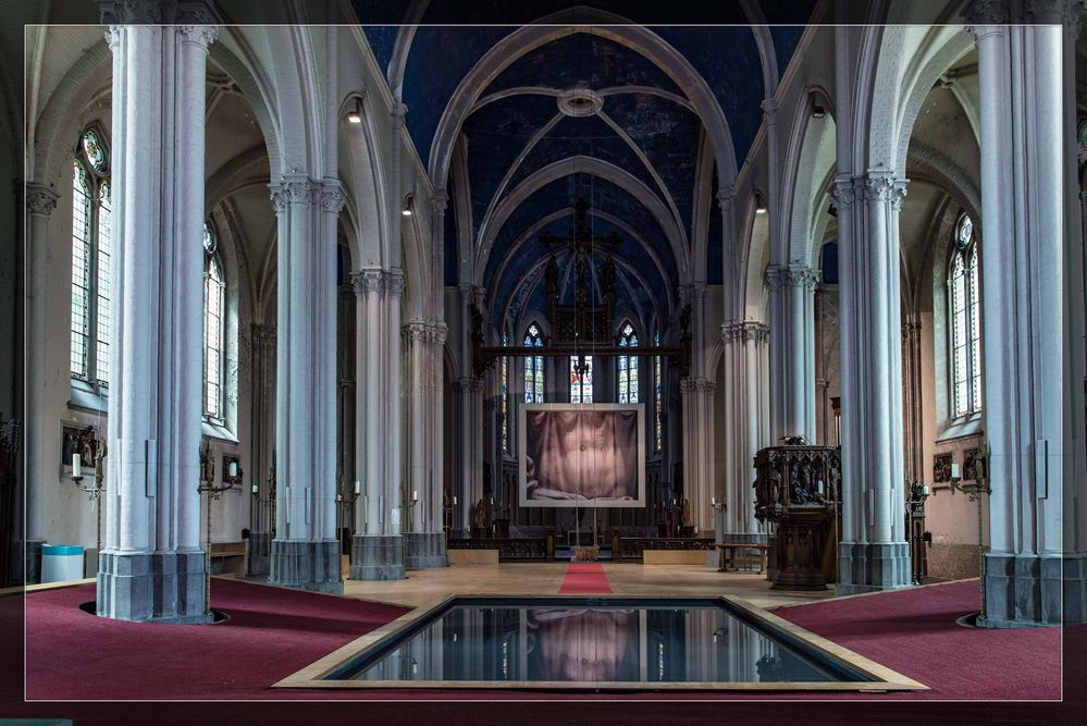 Kirche mit Schwimmbad und Schaukel?