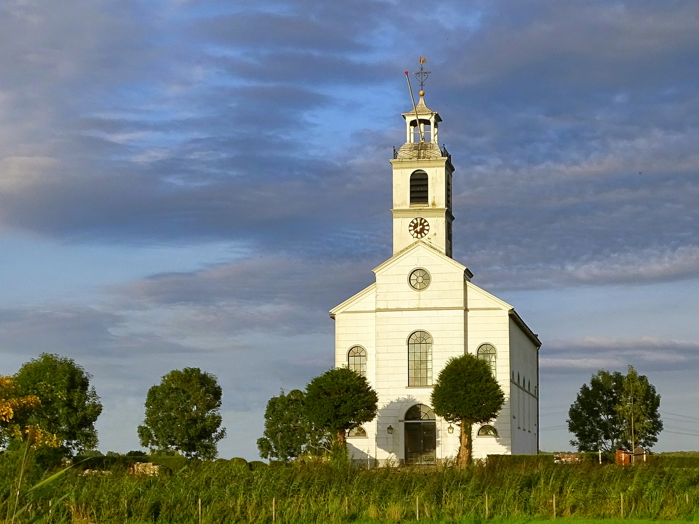 Kirche mit Sonne