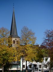 Kirche mit Steinhof