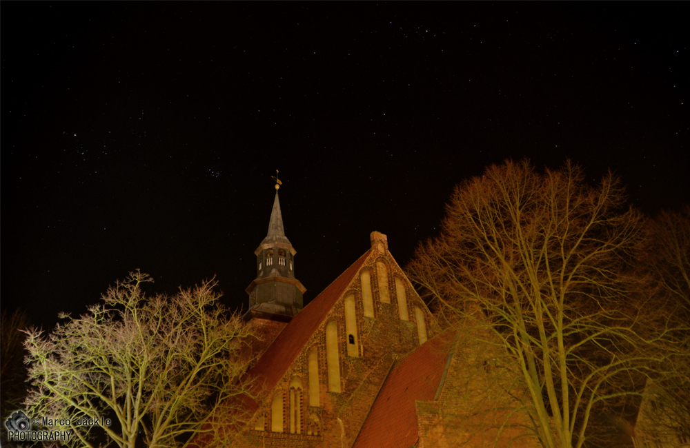 Kirche mit Sternhimmel