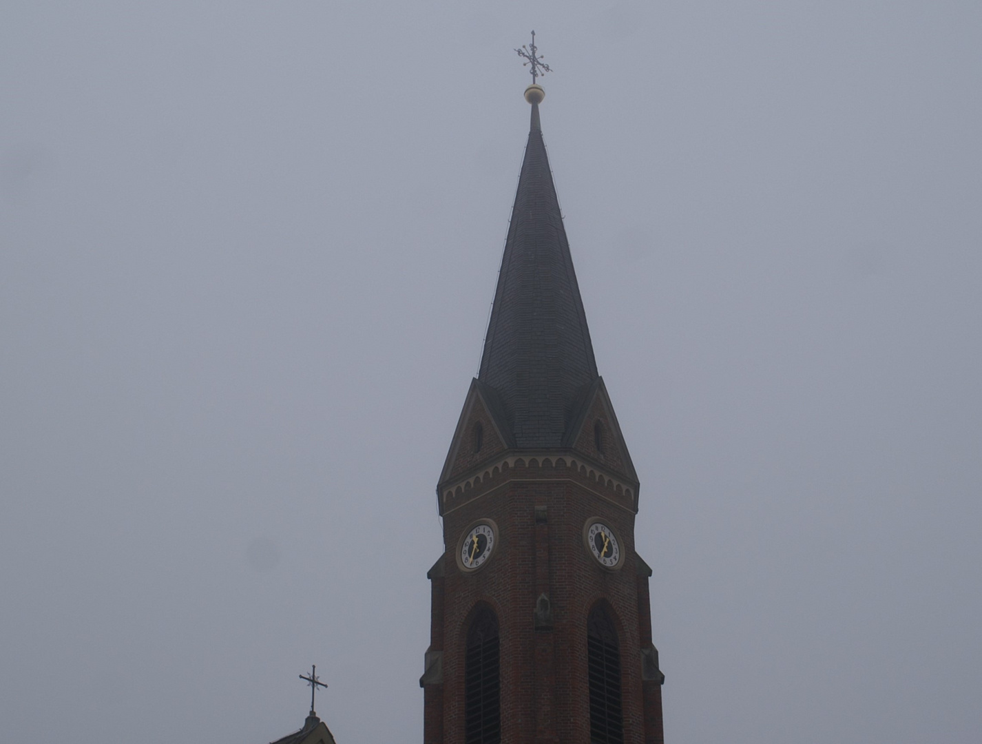 Kirche mit Turm im Nebel