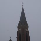 Kirche mit Turm im Nebel