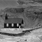 Kirche mit Wasserfall