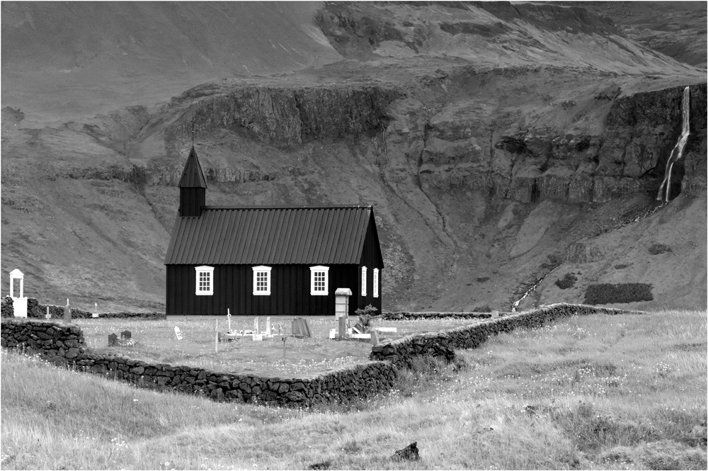 Kirche mit Wasserfall