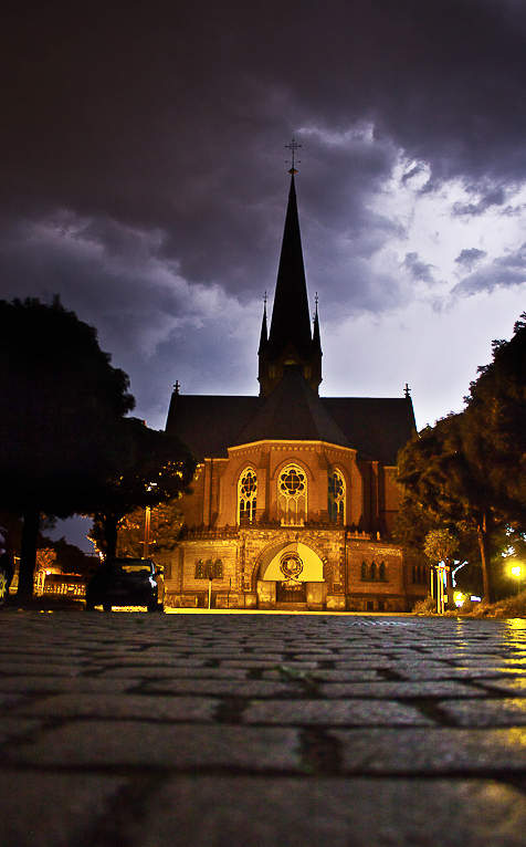 Kirche mit Wetterleuchten