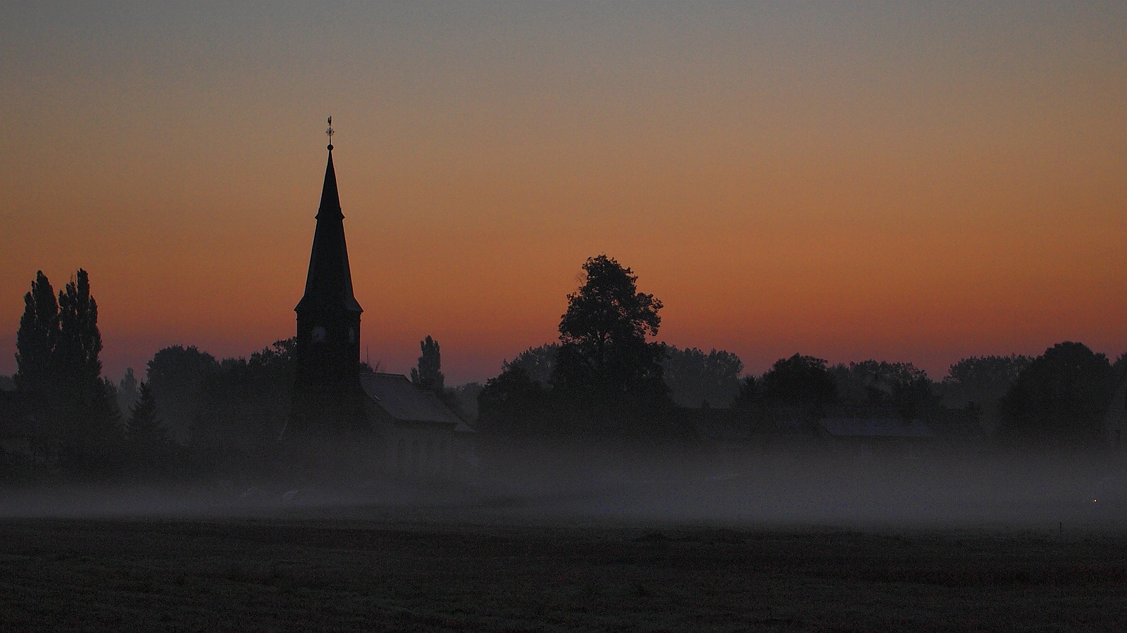 Kirche - morgens auf dem Land