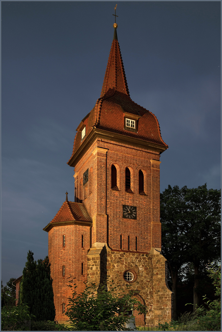 Kirche Natendorf am Abend