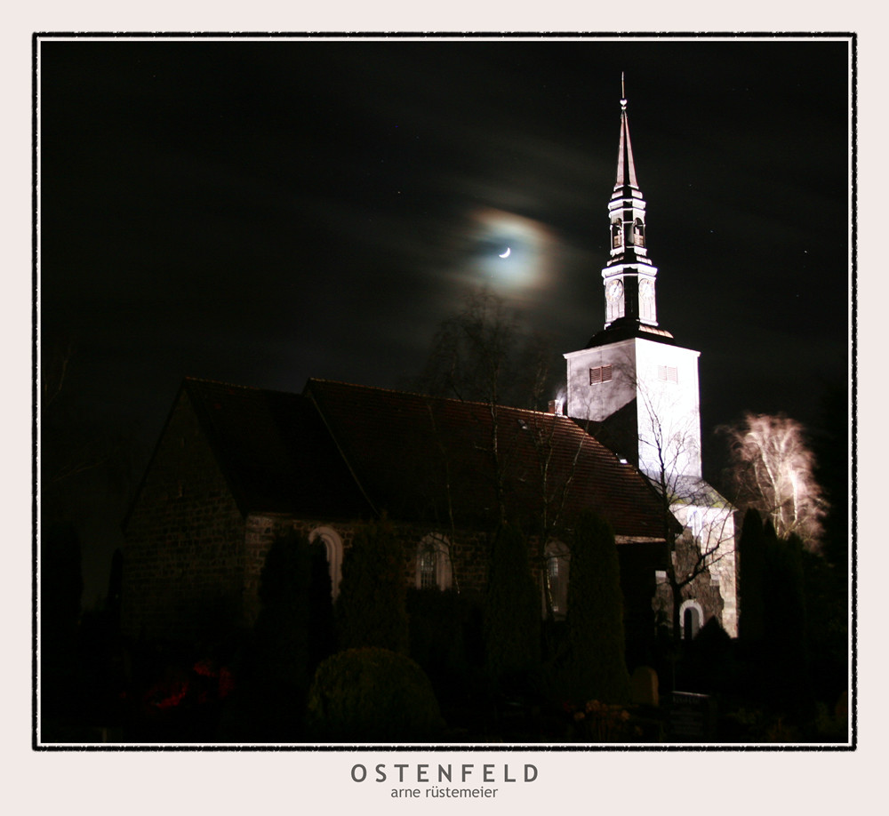 Kirche Ostenfeld - bei nächtlichem Friedhof