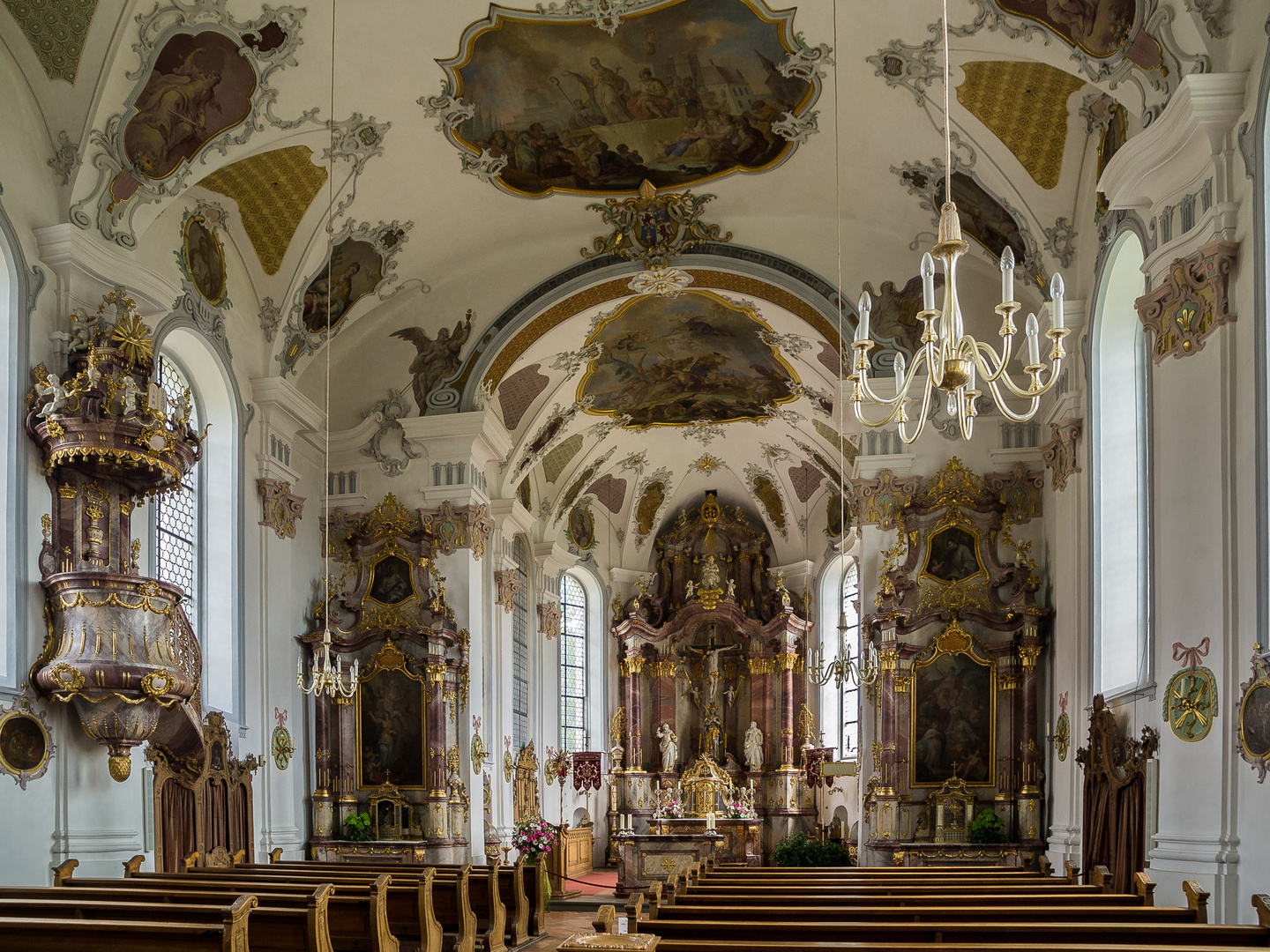 Kirche Otterswang von der Bank gesehen