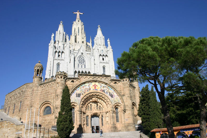 Kirche Sagrat Cor auf dem Tibidabo-Berg über Barcelona