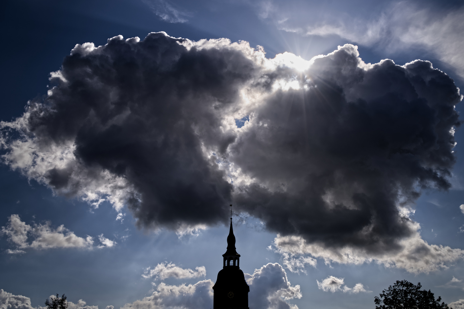 Kirche spaltet Himmel