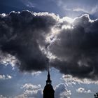 Kirche spaltet Himmel