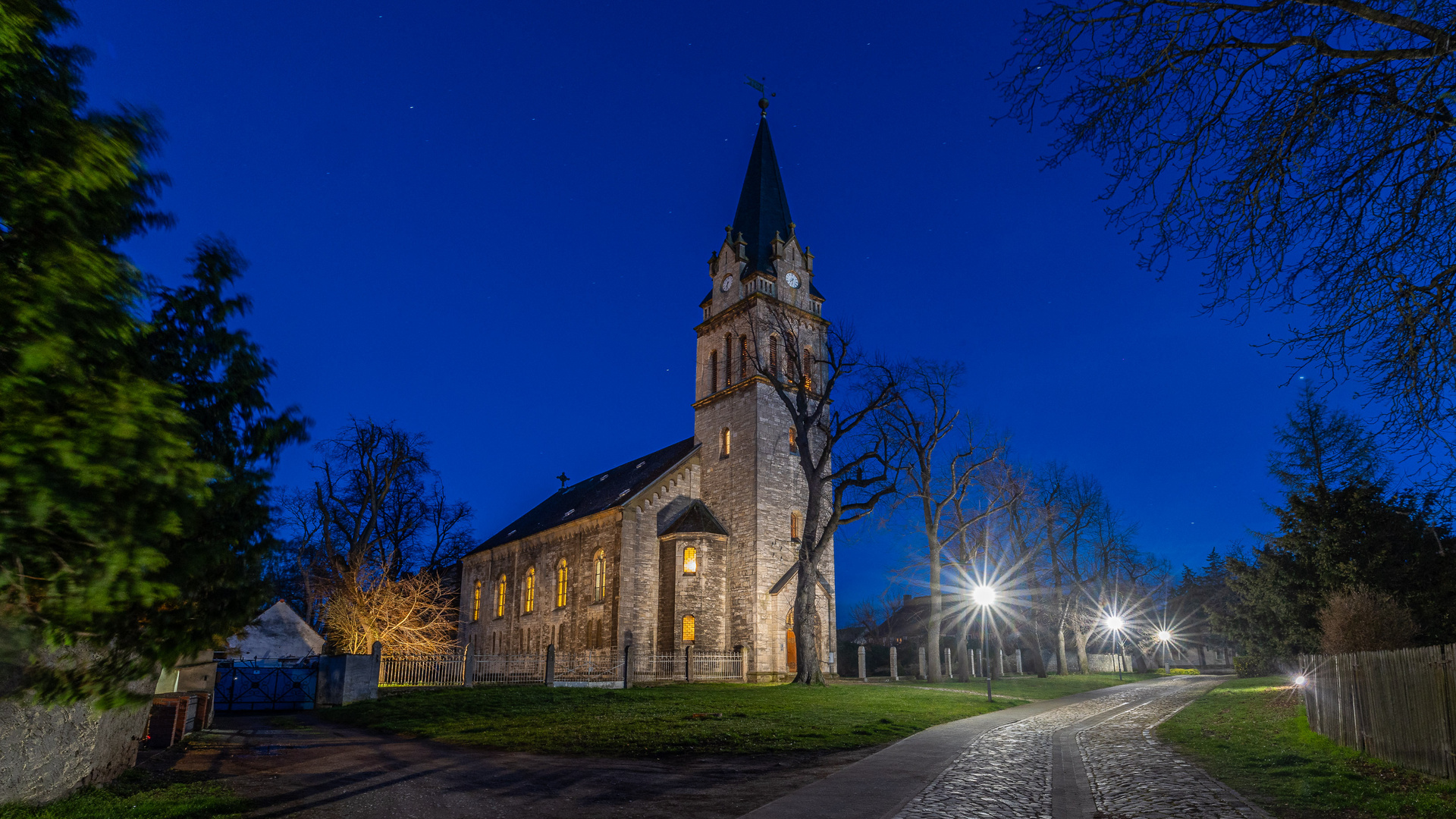 Kirche St. Alexander in Hakeborn zur blauen Stunde