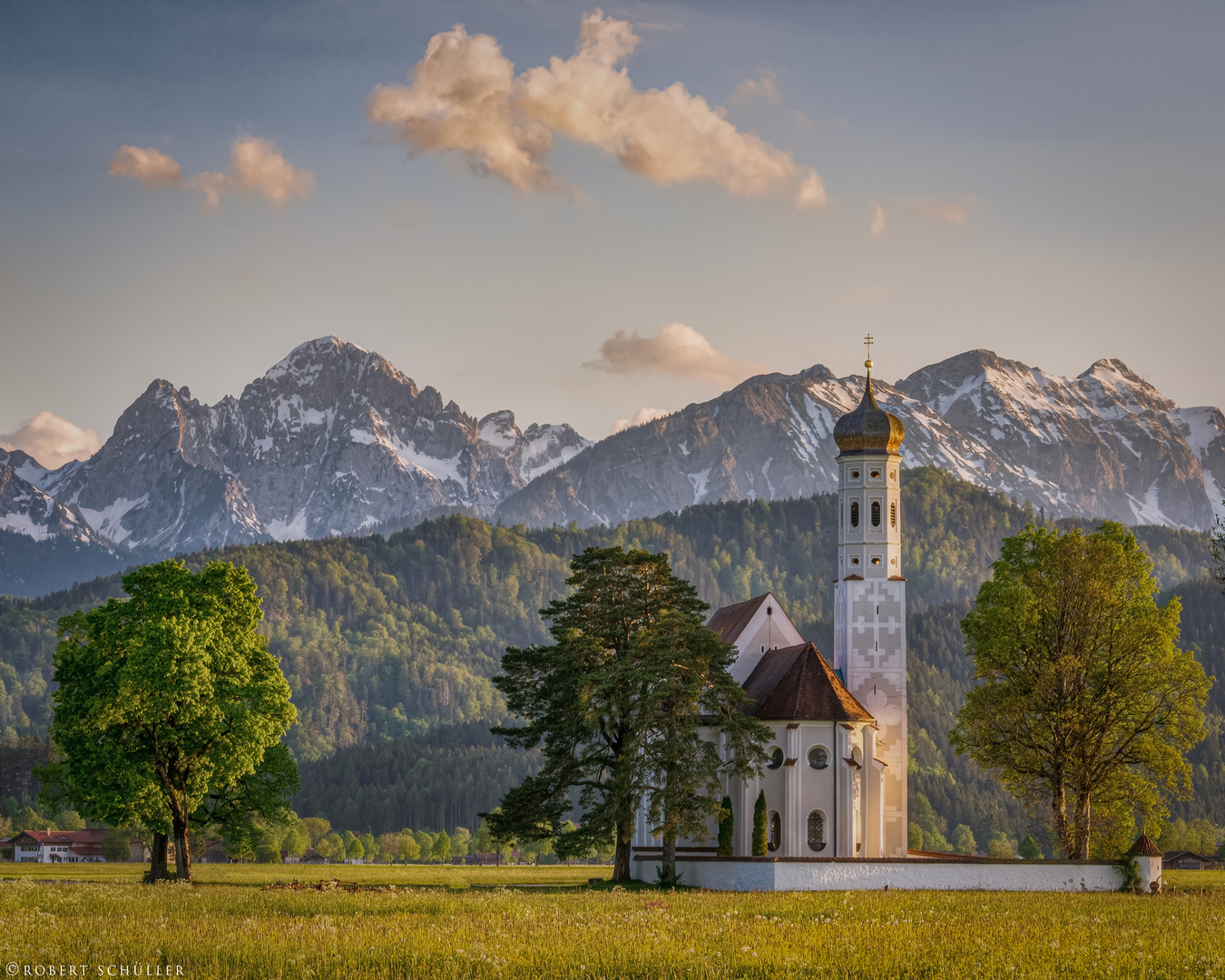 Kirche St. Coloman und die Berge