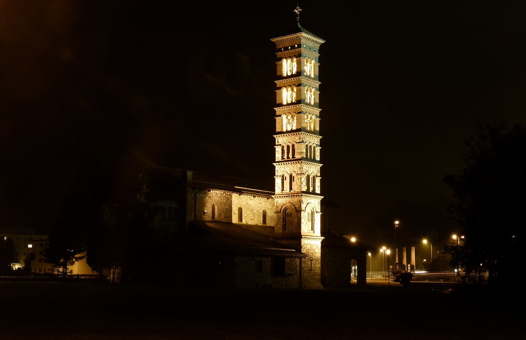 Kirche St. Karl Borromäus in St. Moritz-Bad bei Nacht.