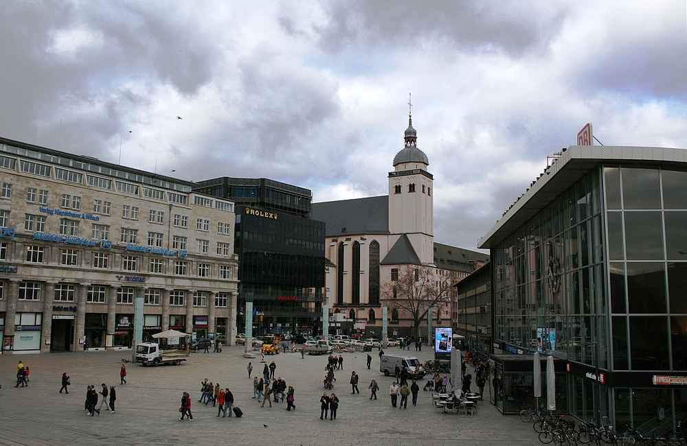 Kirche St. Mariä Himmelfahrt, Bahnhofsvorplatz (1) (04.01.2012)