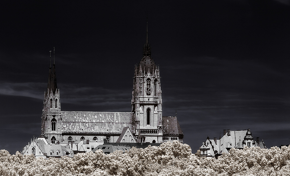 Kirche St. Paul an der Theresienwiese in München - quasimonochrom