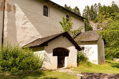 Kirche St. Peter Mistail mit Beinhaus und Sakristei