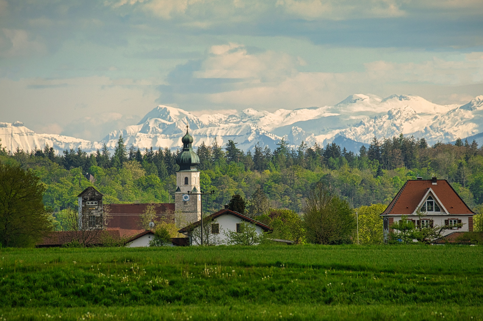 Kirche St. Stephan in Haiming bei Föhnwetter