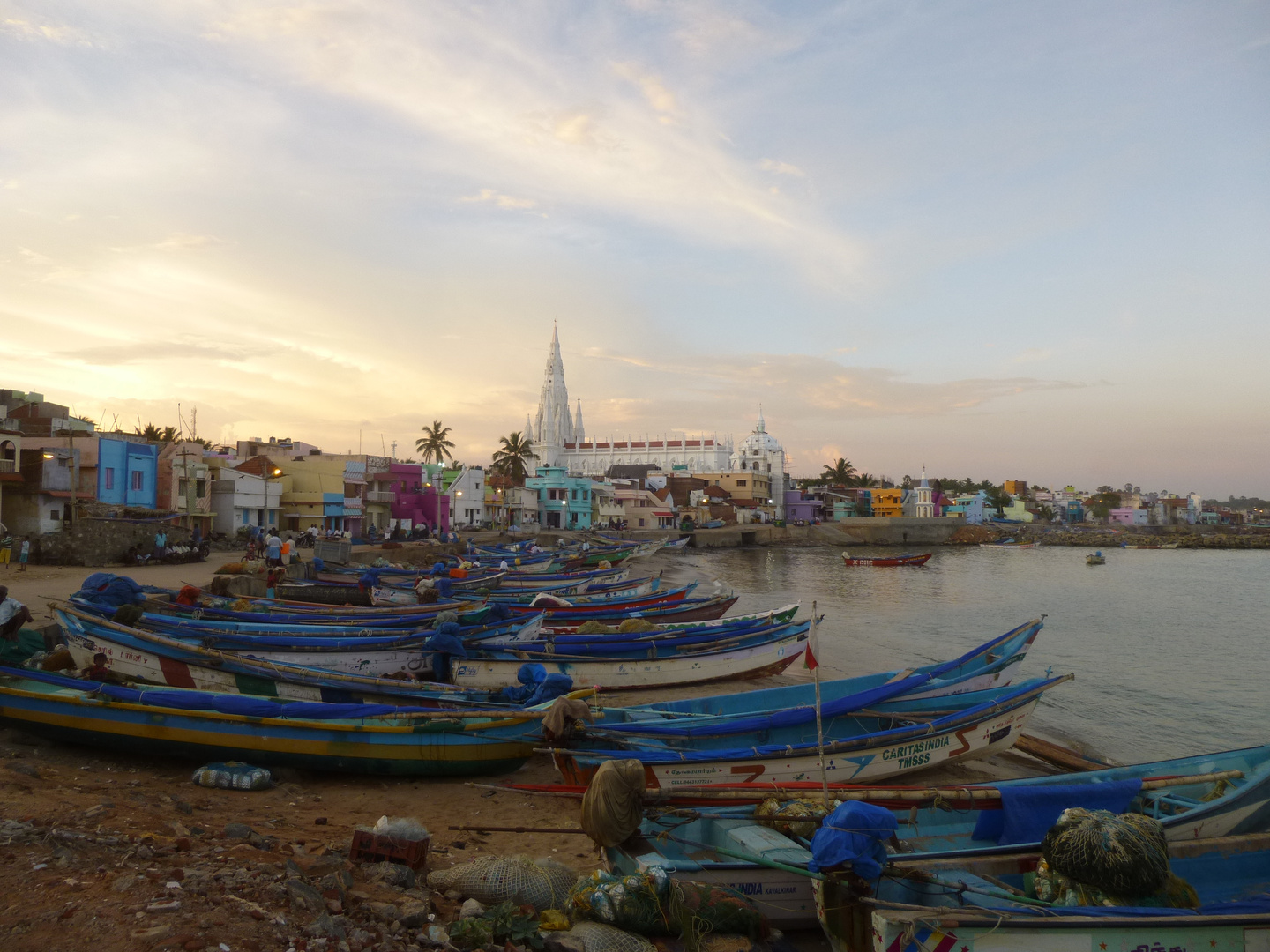 Kirche , Strand und Fischerboote in Südindien