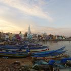 Kirche , Strand und Fischerboote in Südindien