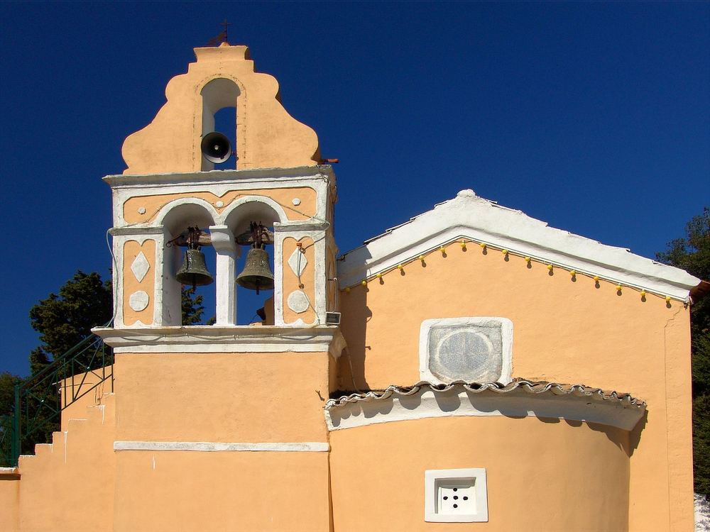 Kirche über Chlomos