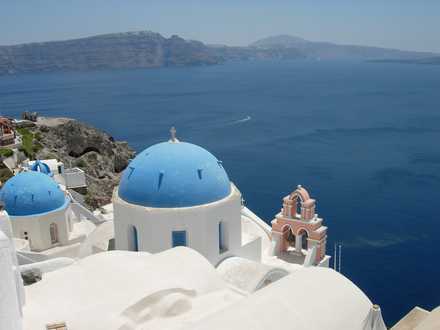 Kirche über dem Krater der Vulkaninsel Santorini