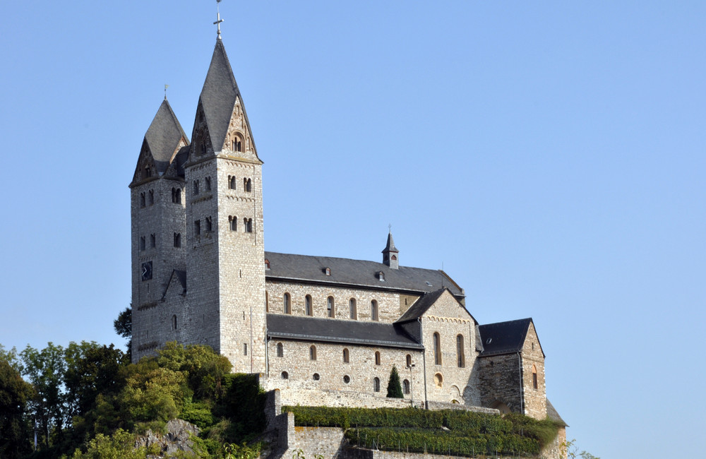 Kirche über dem Lahntal - Lubentius-Basilika