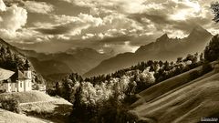 Kirche und Berg