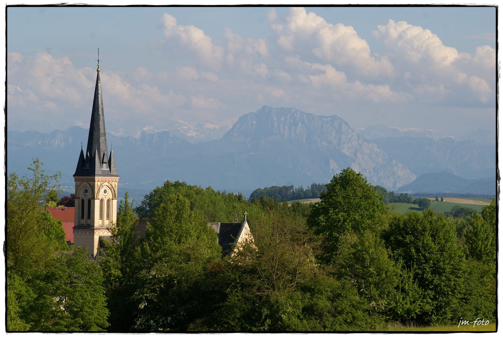 Kirche und Berg