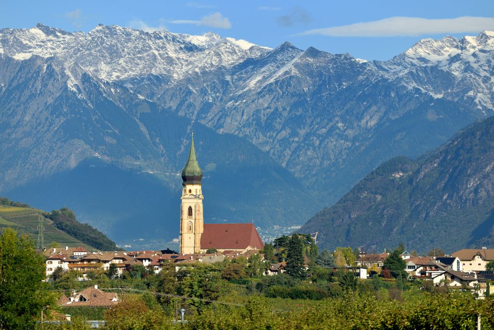 Kirche und Berg