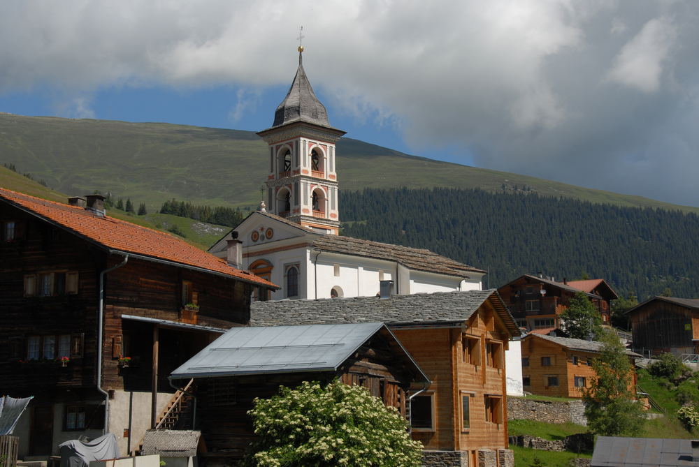 Kirche und Dorfkern von Vrin im Val Lumnezia