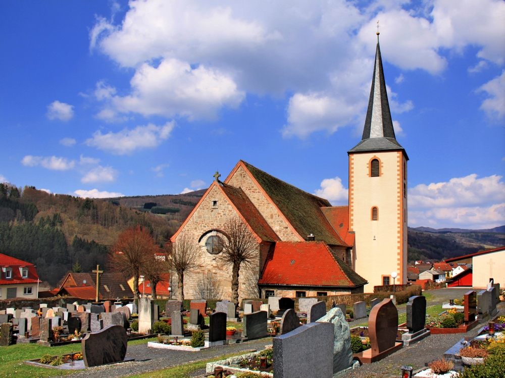 Kirche und Friedhof