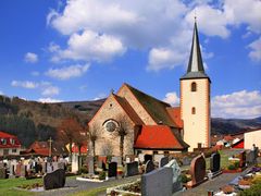 Kirche und Friedhof