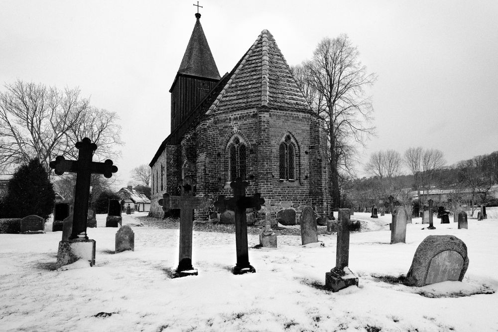 Kirche und Friedhof im Schnee