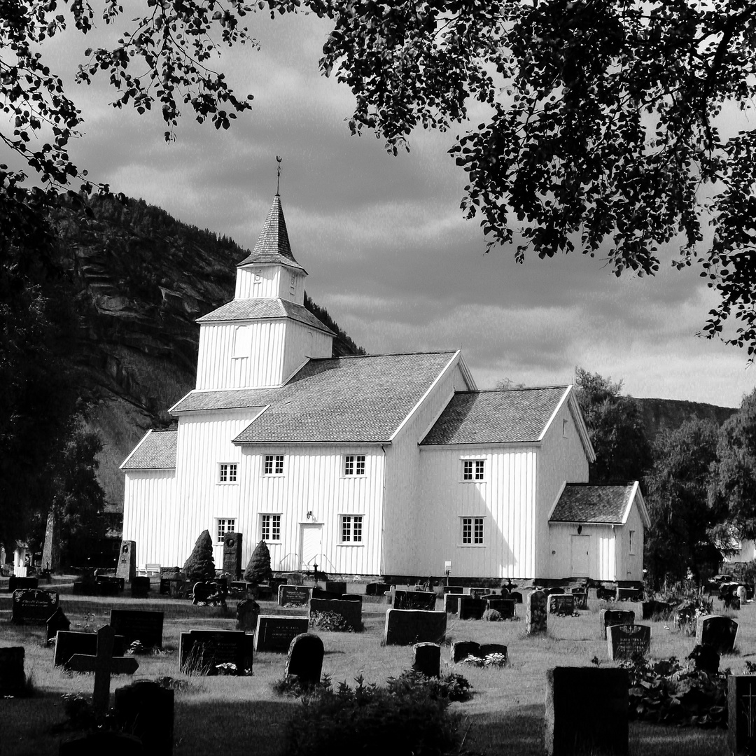 KIrche und Friedhof in Valle