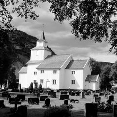 KIrche und Friedhof in Valle