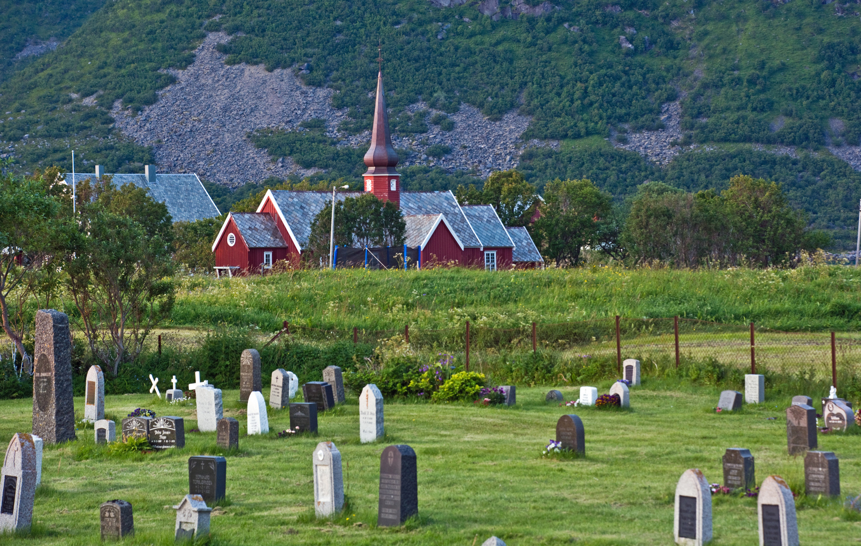 Kirche und Friedhof von Flakstad auf den Lofoten