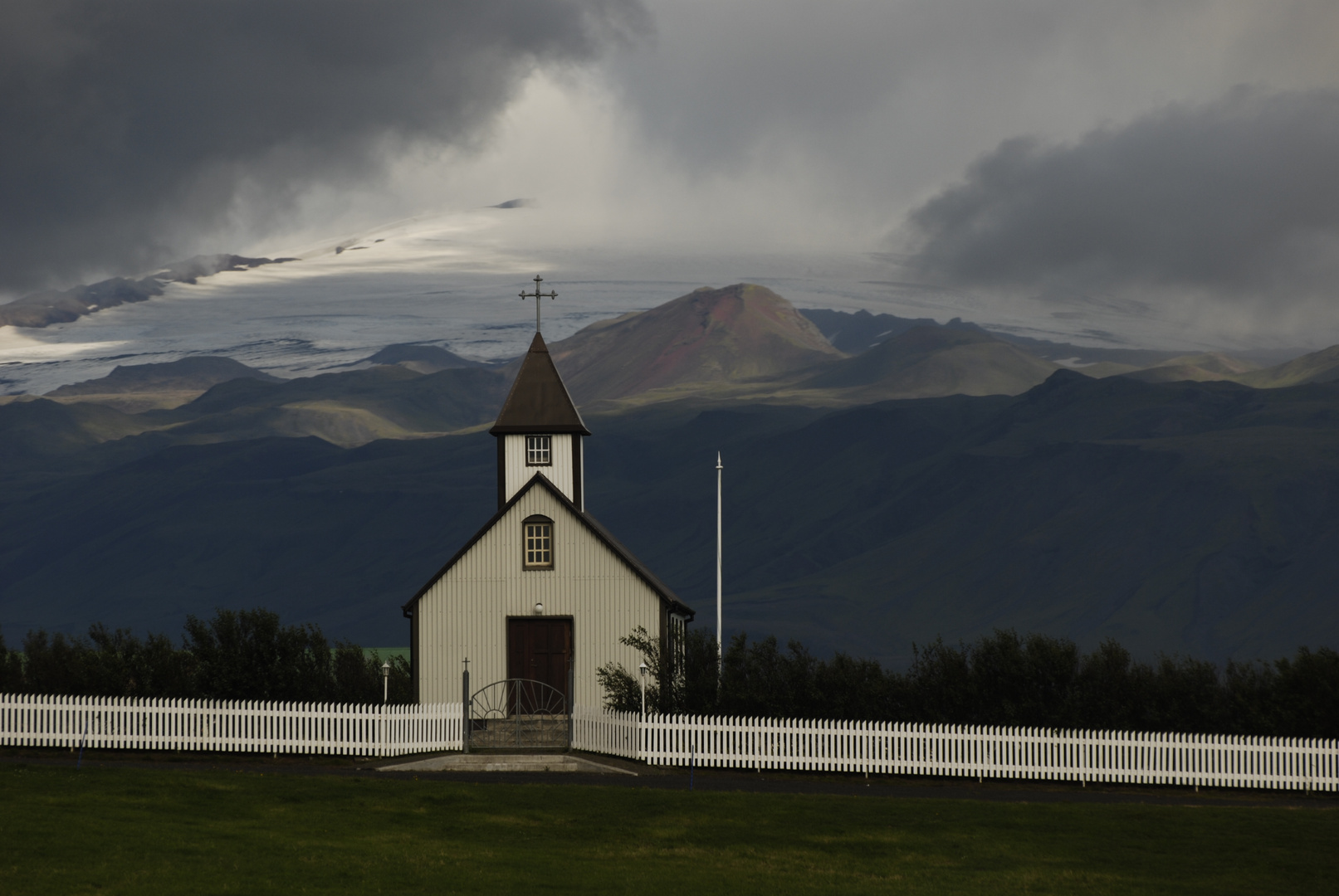 Kirche und Gletscher an der südlichen Ringstraße