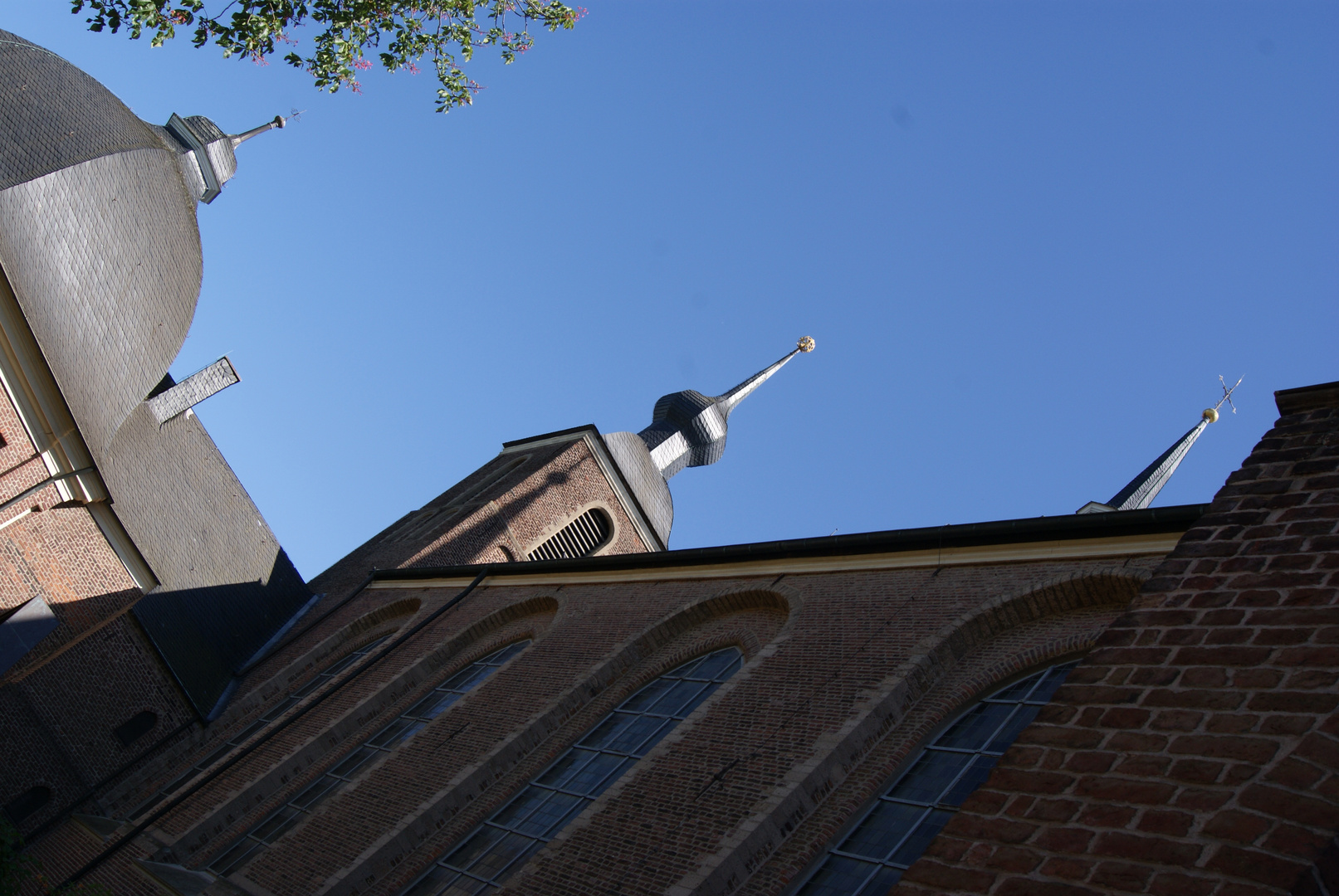 Kirche und Himmel