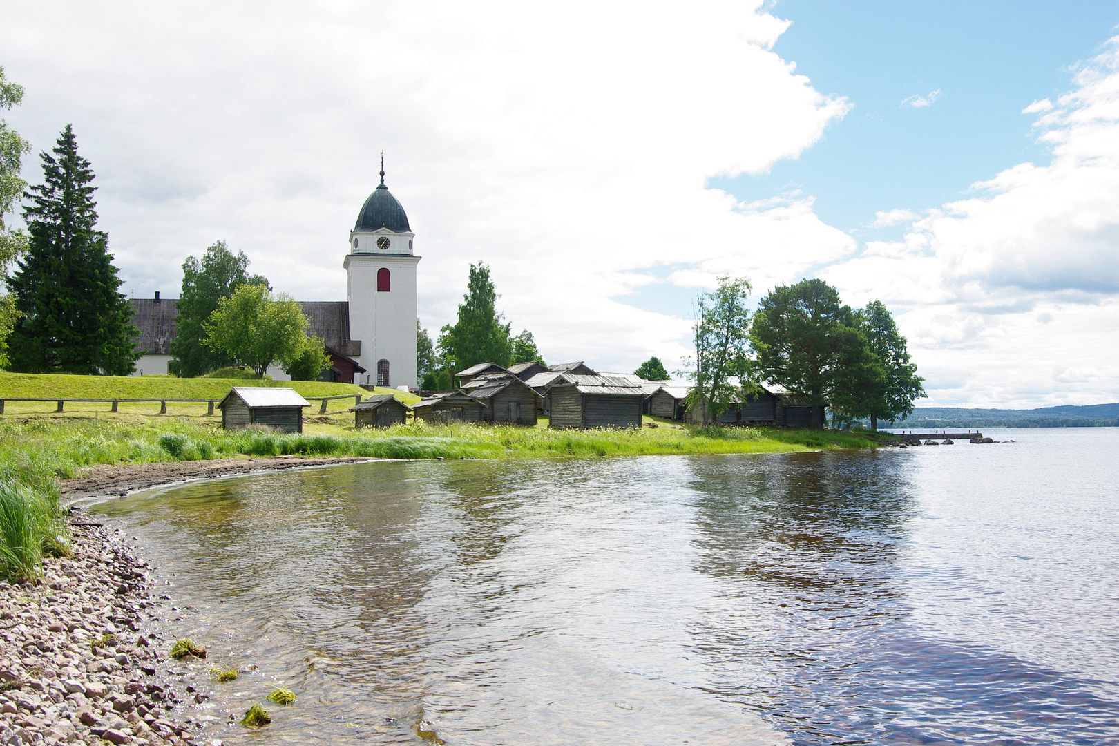 Kirche und Kirchhütten von Rättvik am Siljansee