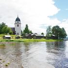 Kirche und Kirchhütten von Rättvik am Siljansee