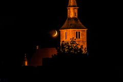 Kirche und Mond