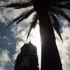 Kirche und Palme im schwachen Sonnenlicht