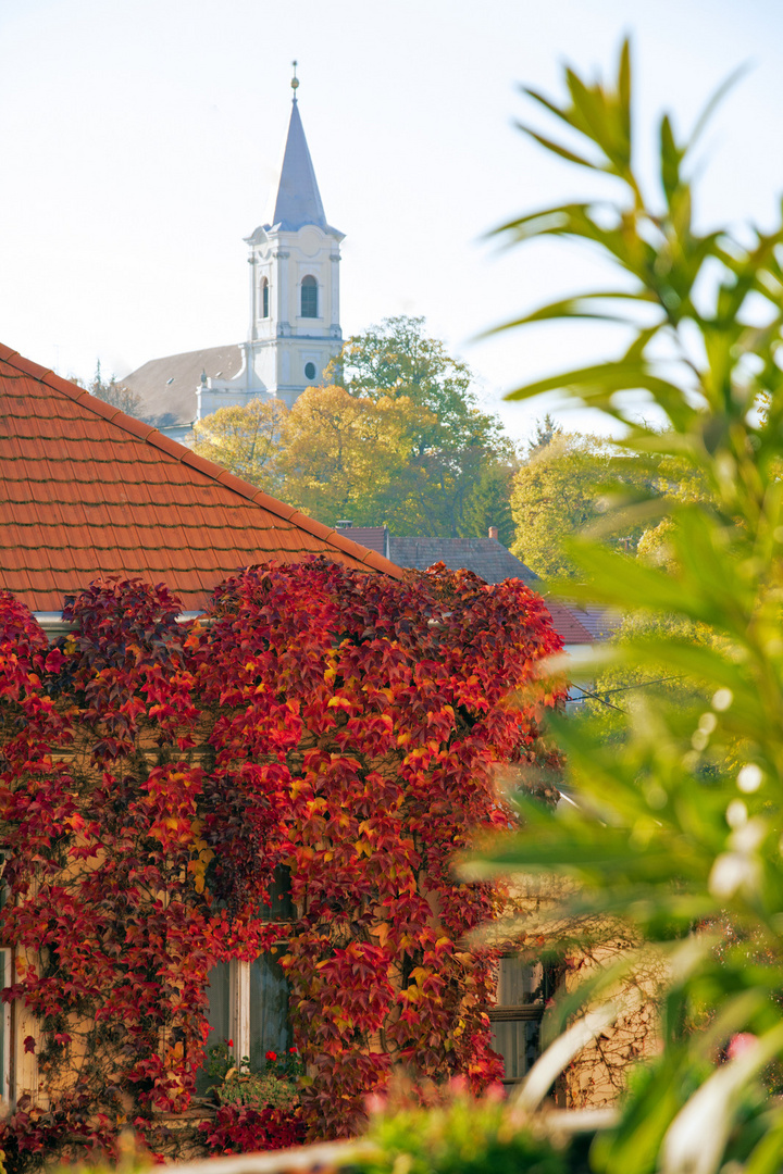 Kirche und Rot.